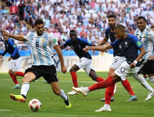 德甲前瞻：霍芬海姆主场迎战科隆，锋线对决成胜负关键  